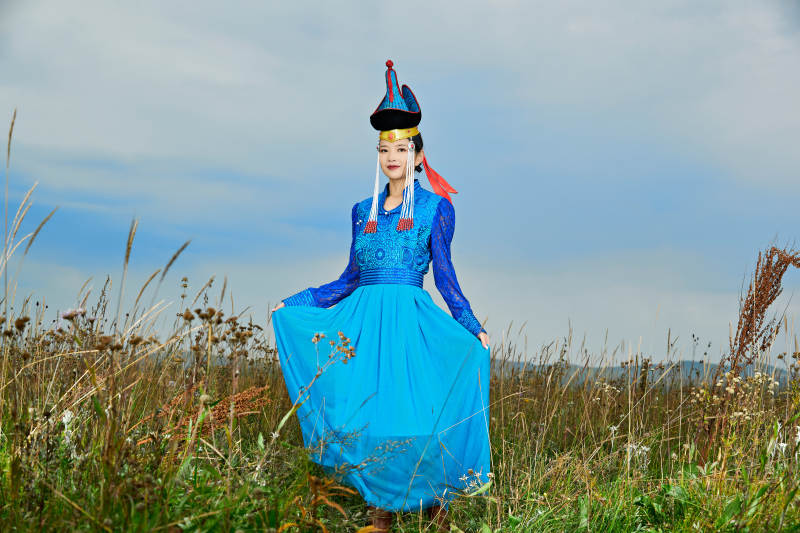 草原上身穿豪华蒙古族服饰的蒙族少女图片