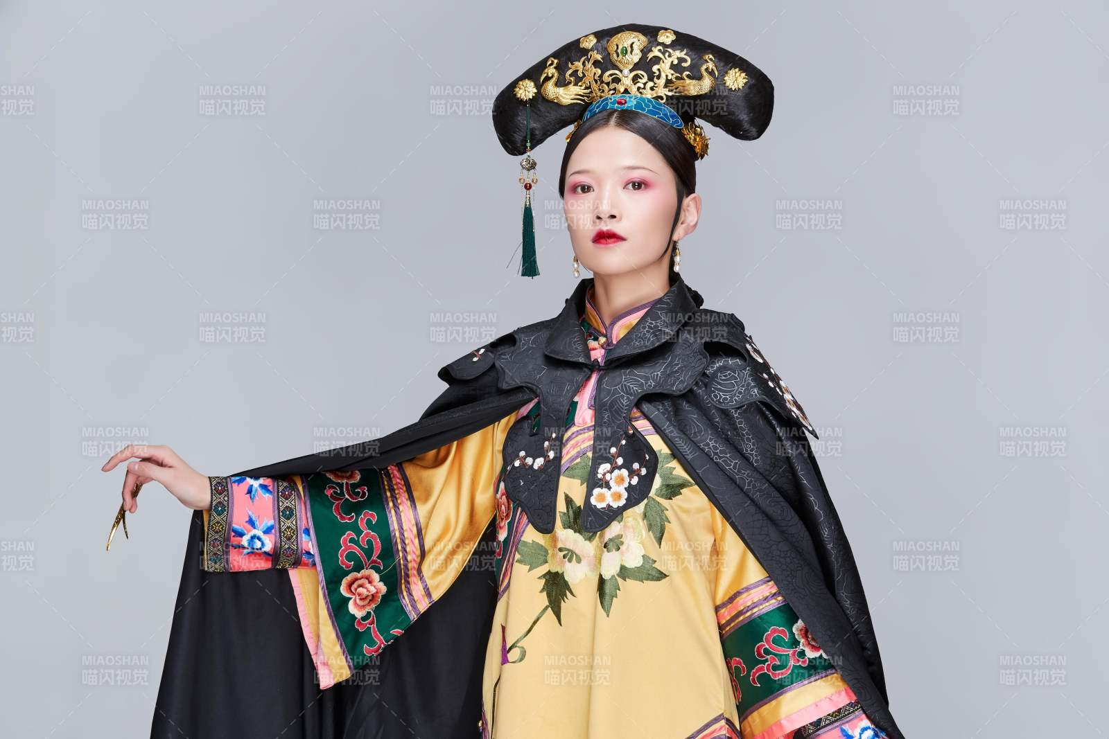 白色背景下的清代女性古装造型清朝古装图片