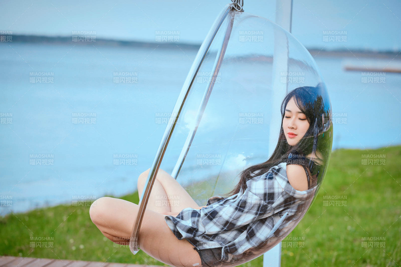 草原湖畔坐在透明秋千里的亚洲年轻女性人像图片