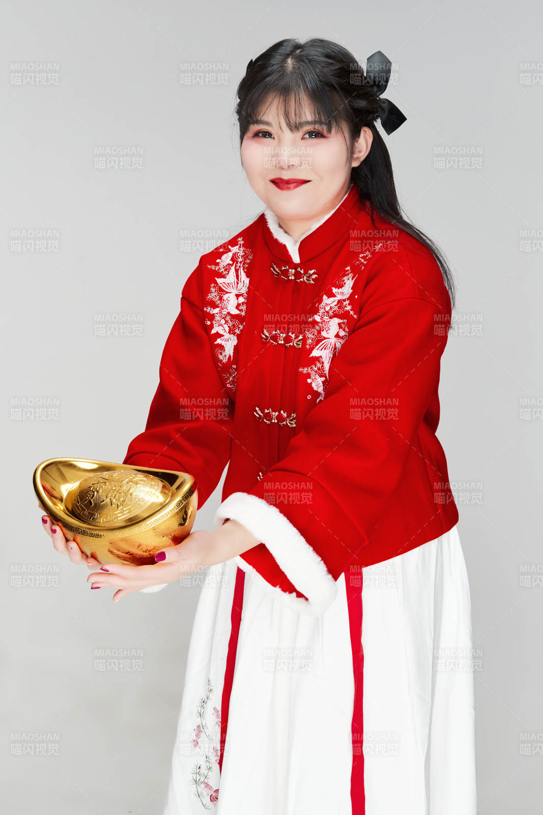 手捧金元宝身穿喜庆汉服的可爱少女图片