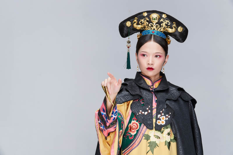 白色背景下的清代女性古装造型清朝古装图片