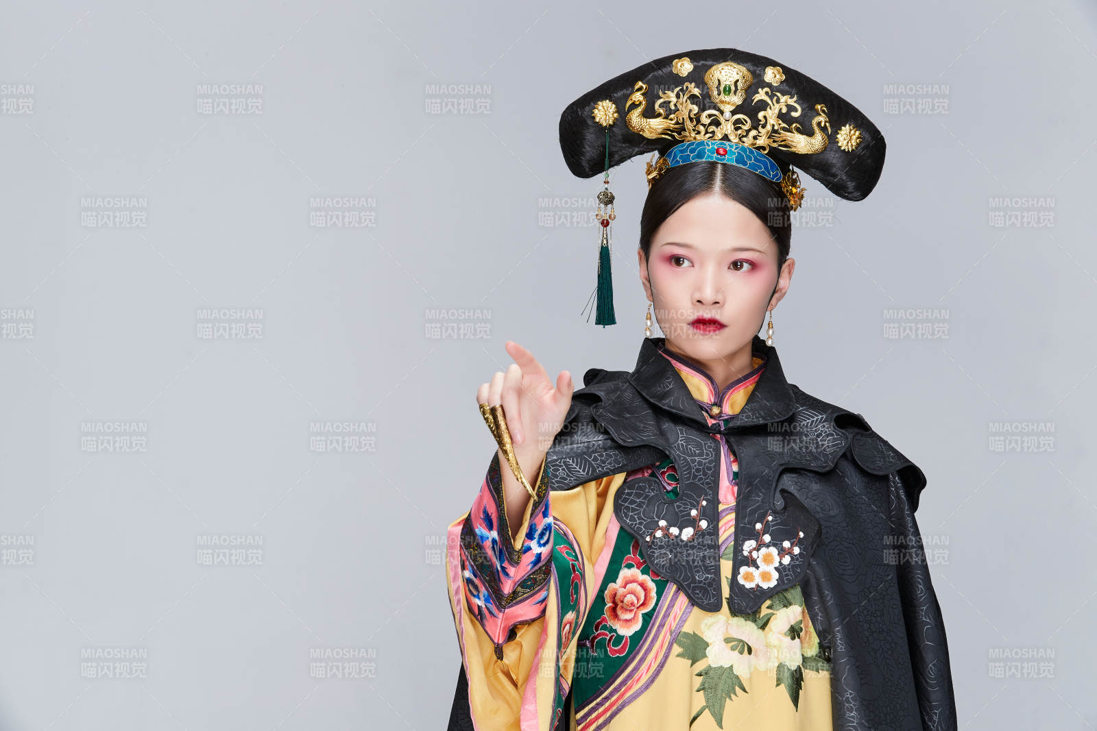 白色背景下的清代女性古装造型清朝古装图片