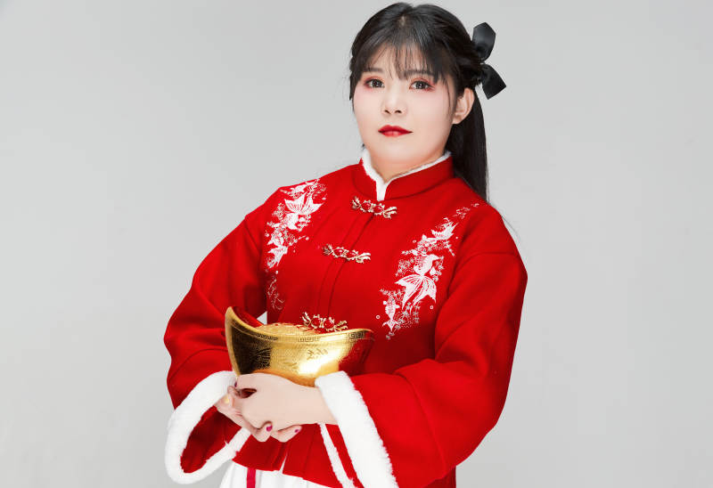 手捧金元宝身穿喜庆汉服的可爱少女图片