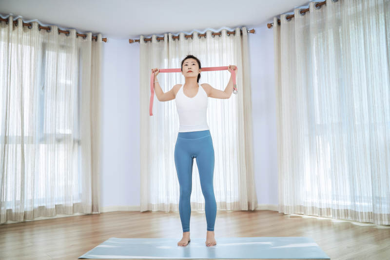 做瑜伽动作的亚洲年轻女性图片