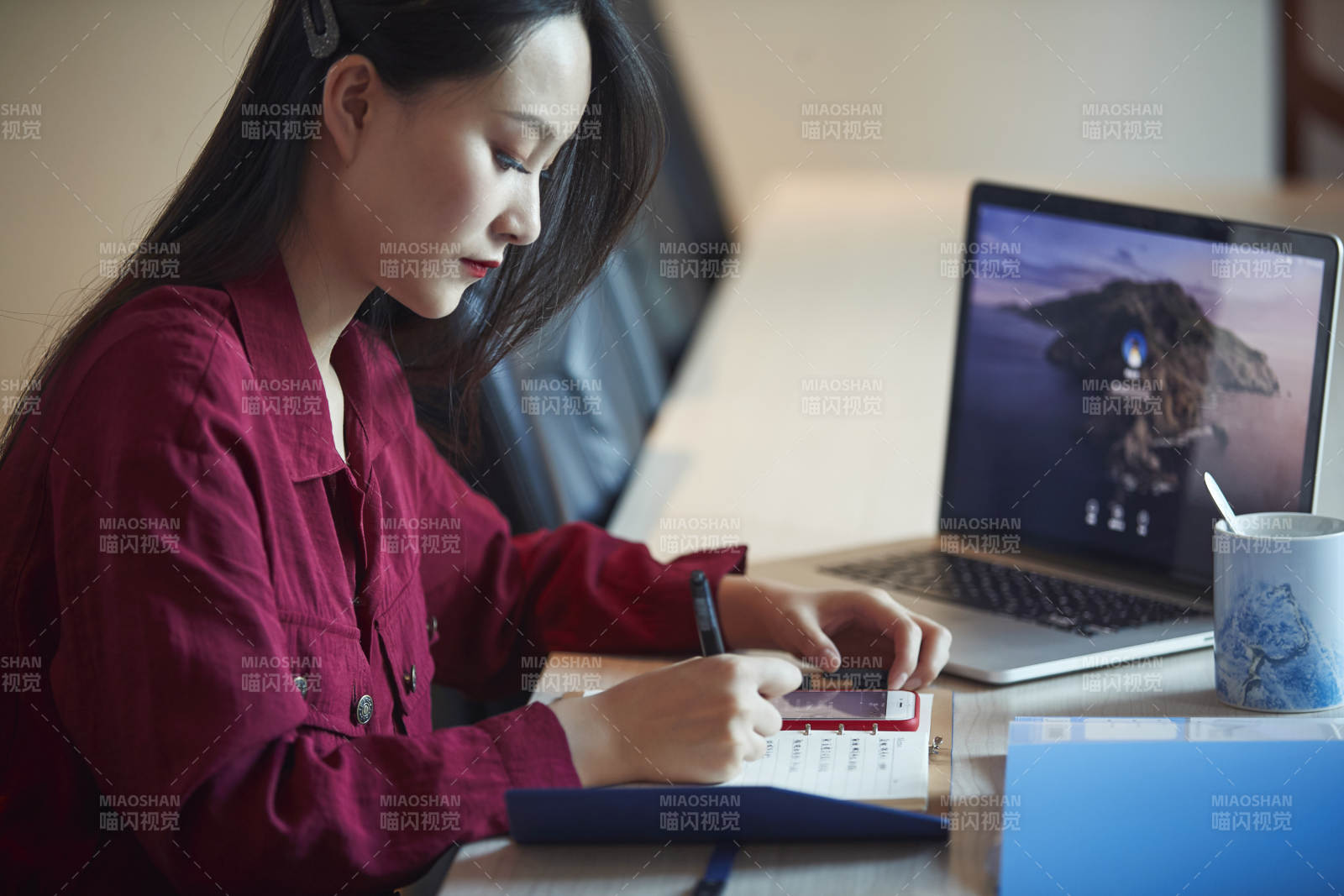 亚洲年轻女性商务人士在电脑前办公图片