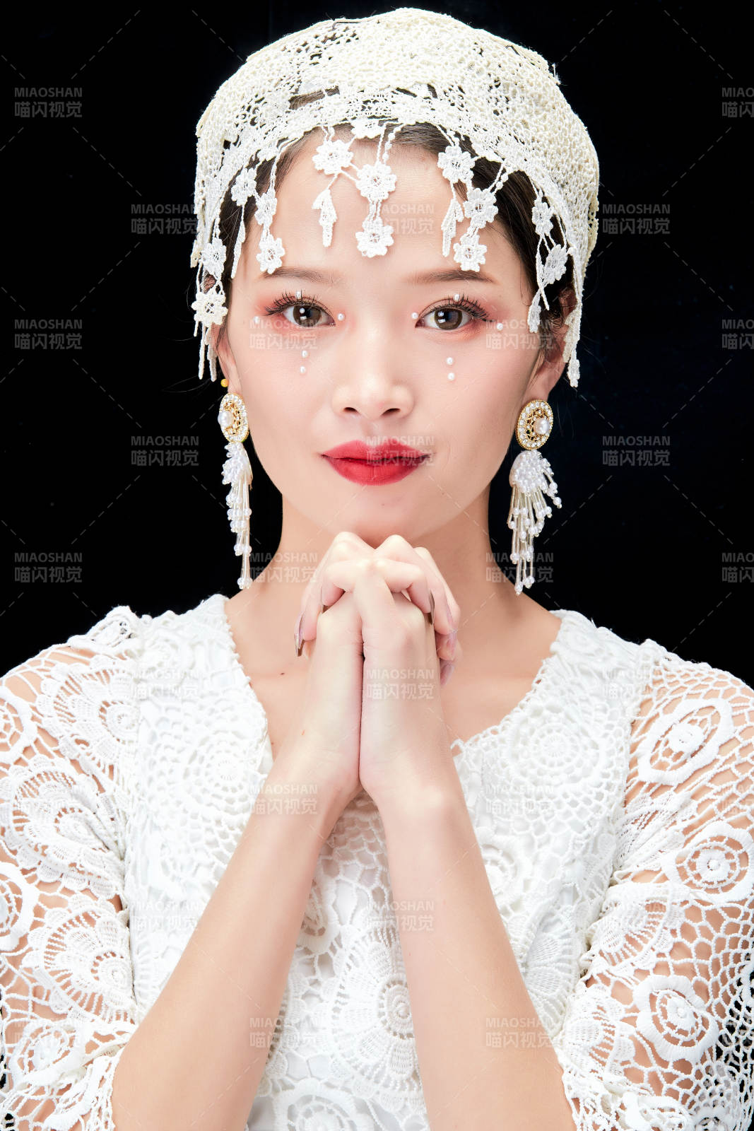 黑色背景下的美妆新娘彩妆人像图片