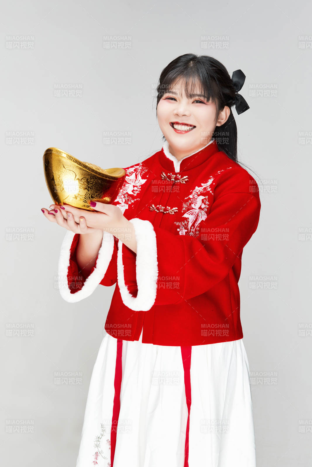 手捧金元宝身穿喜庆汉服的可爱少女图片