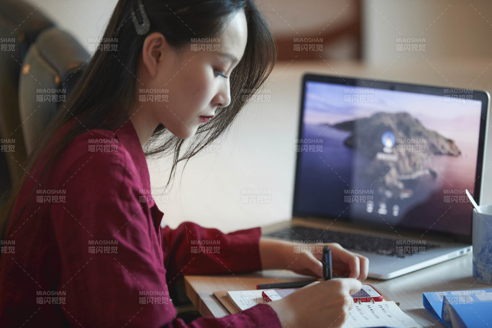 亚洲年轻女性商务人士在电脑前办公图片