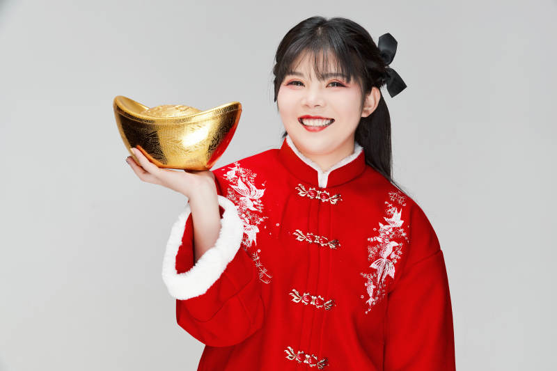 手捧金元宝身穿喜庆汉服的可爱少女图片