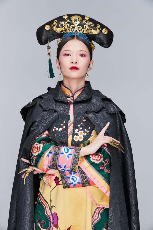 白色背景下的清代女性古装造型清朝古装图片