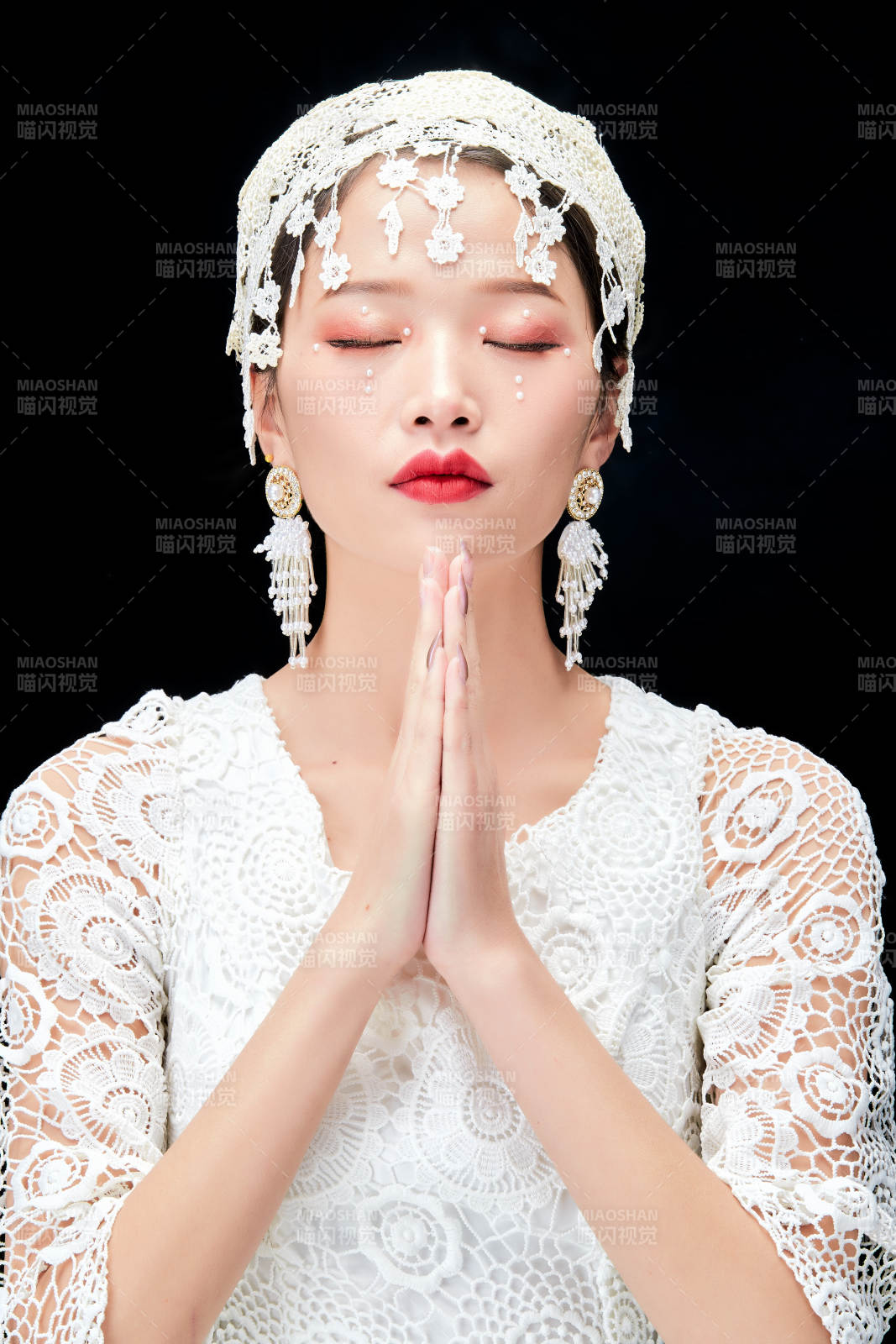 黑色背景下的美妆新娘彩妆人像图片