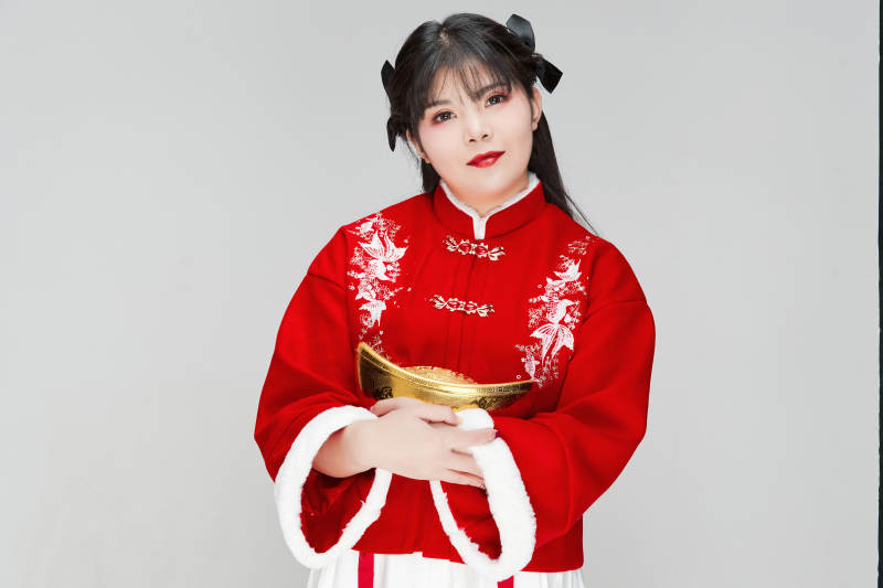 手捧金元宝身穿喜庆汉服的可爱少女图片