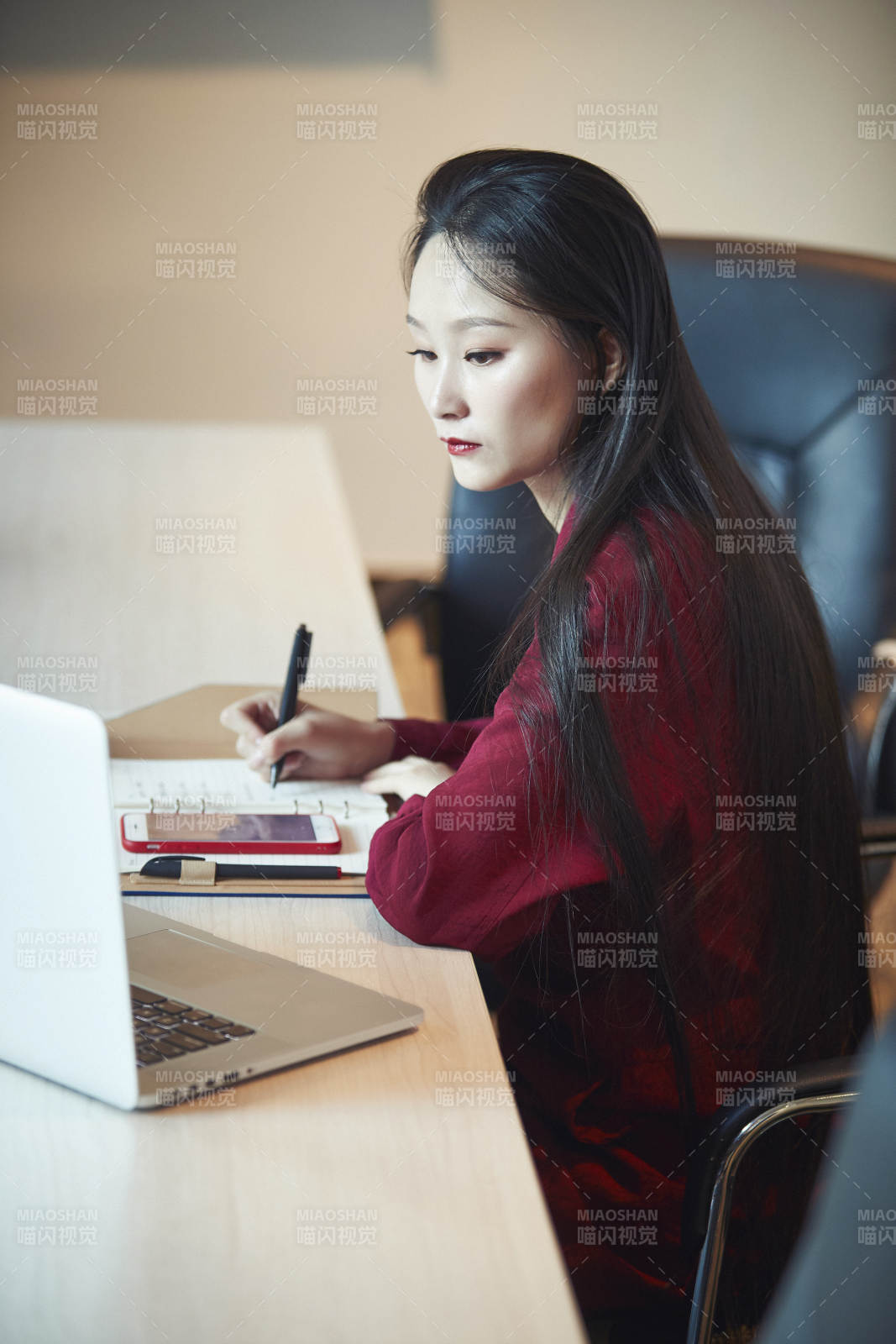 亚洲年轻女性商务人士在电脑前办公图片