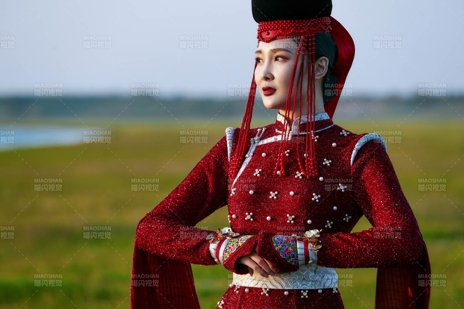 草原上穿着蒙古族传统服饰的亚洲年轻美少女图片