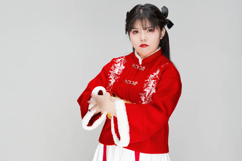 手捧金元宝身穿喜庆汉服的可爱少女图片