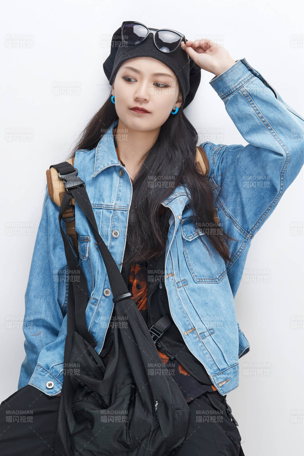 白色背景下准备出发旅行的美丽东方女大学生图片