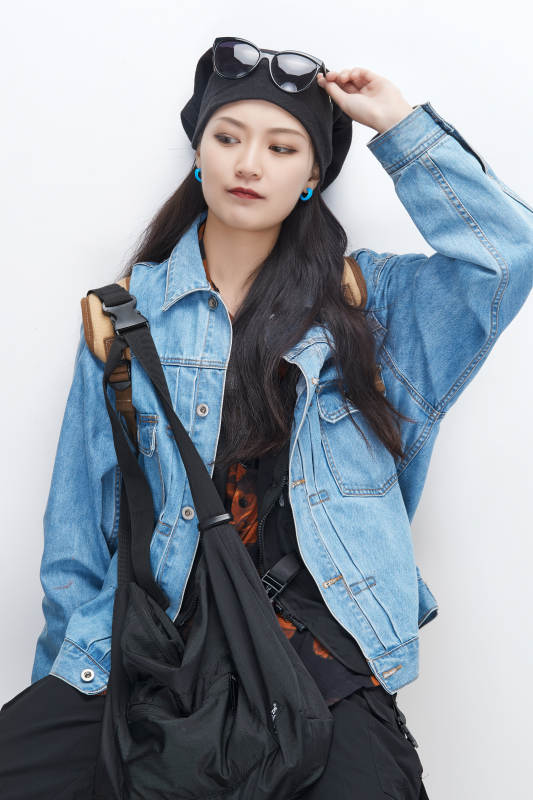 白色背景下准备出发旅行的美丽东方女大学生图片