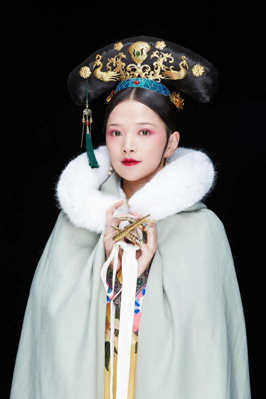黑色背景下的清代女性古装造型清朝古装图片