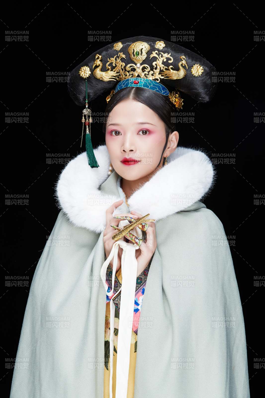 黑色背景下的清代女性古装造型清朝古装图片