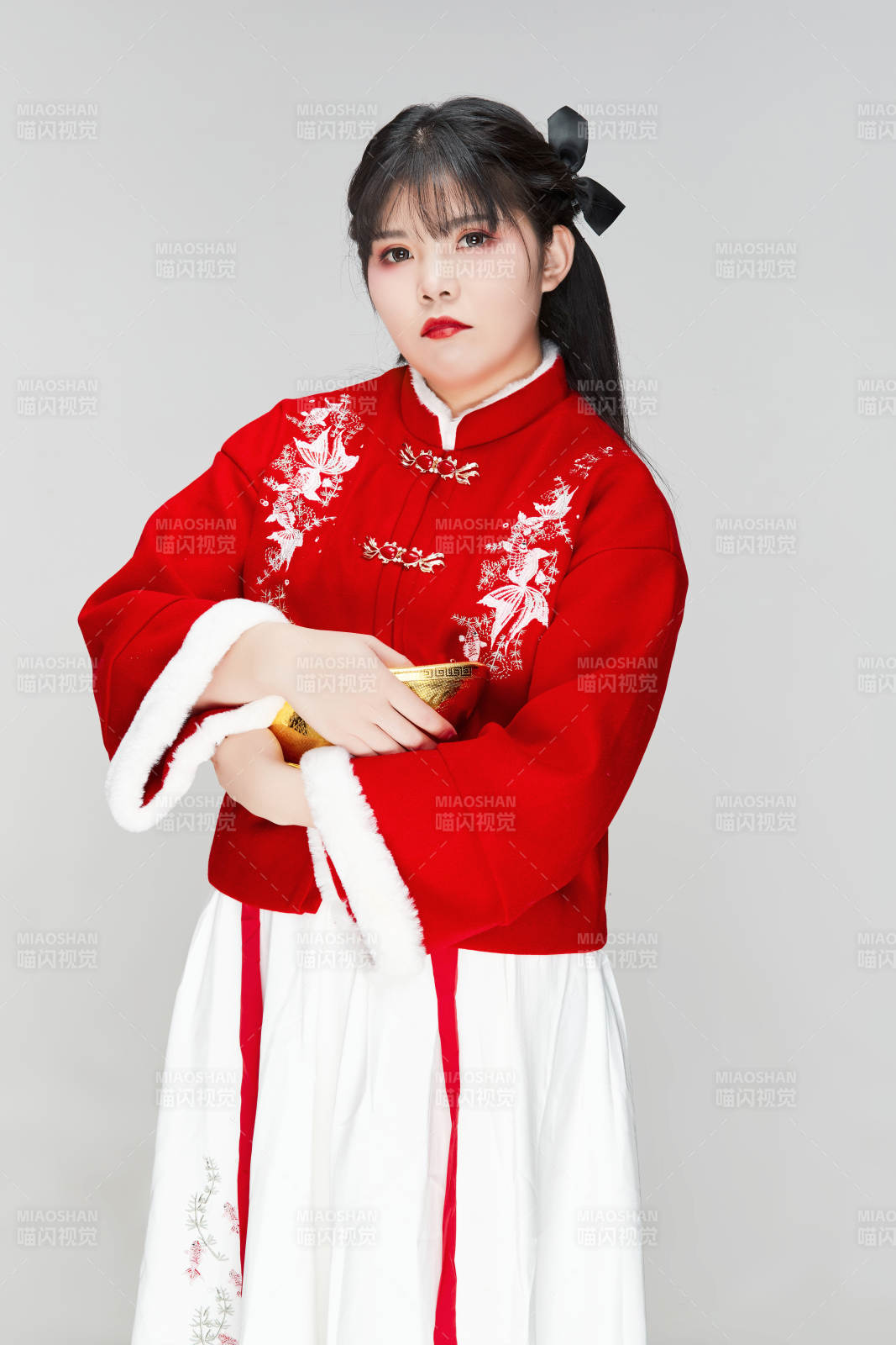 手捧金元宝身穿喜庆汉服的可爱少女图片