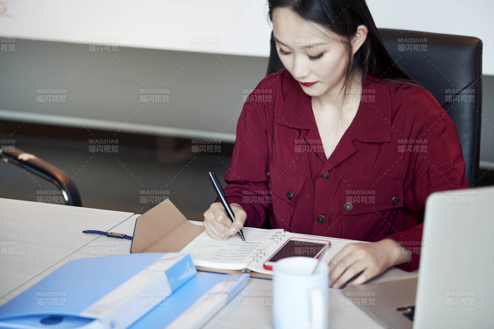 亚洲年轻女性商务人士在电脑前办公图片