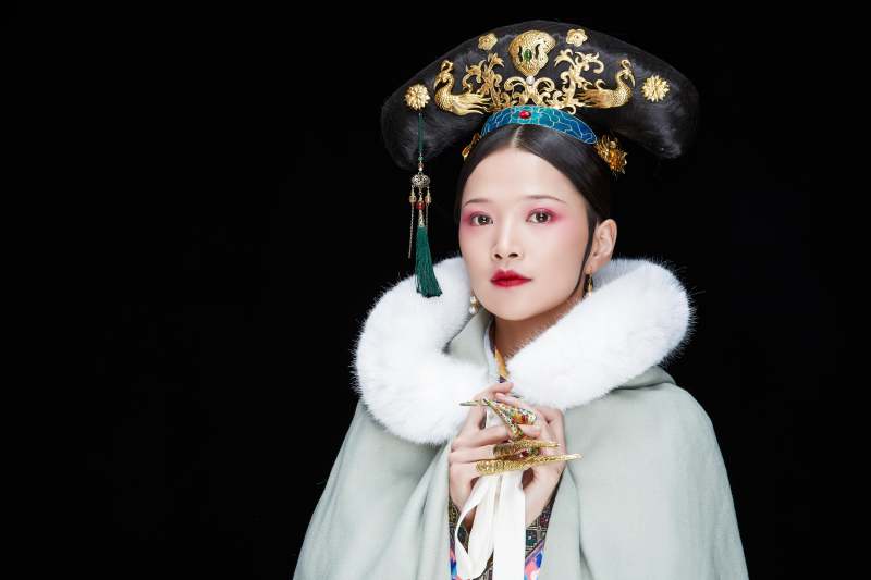 黑色背景下的清代女性古装造型清朝古装图片