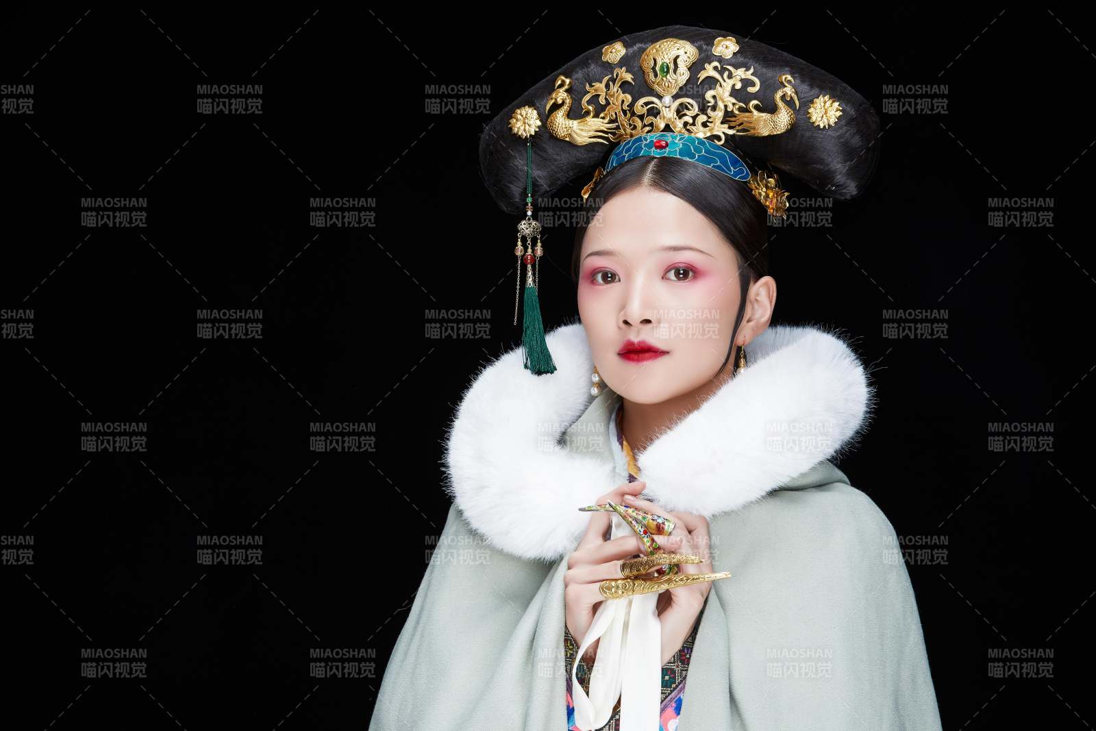 黑色背景下的清代女性古装造型清朝古装图片