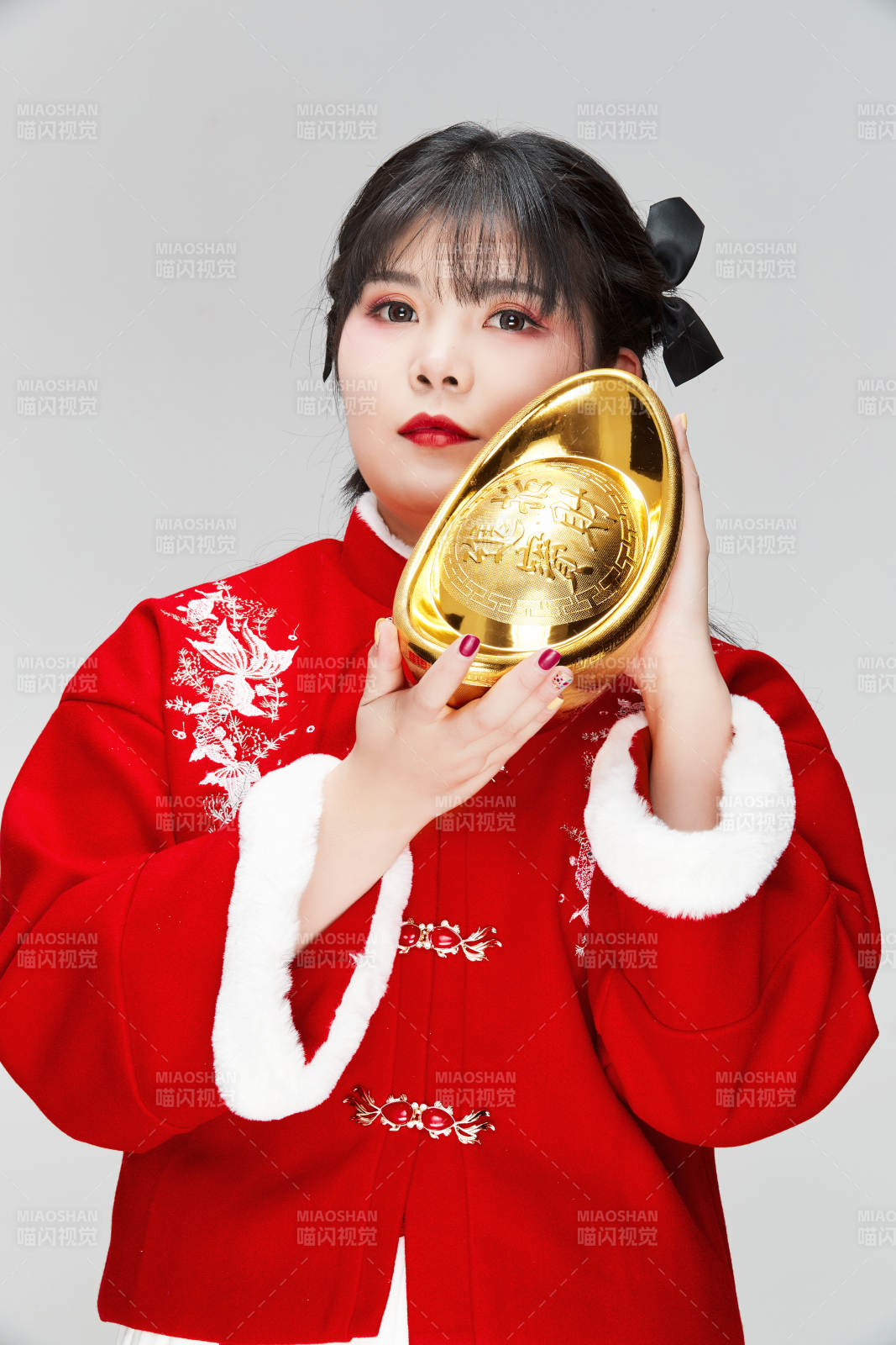 手捧金元宝身穿喜庆汉服的可爱少女图片