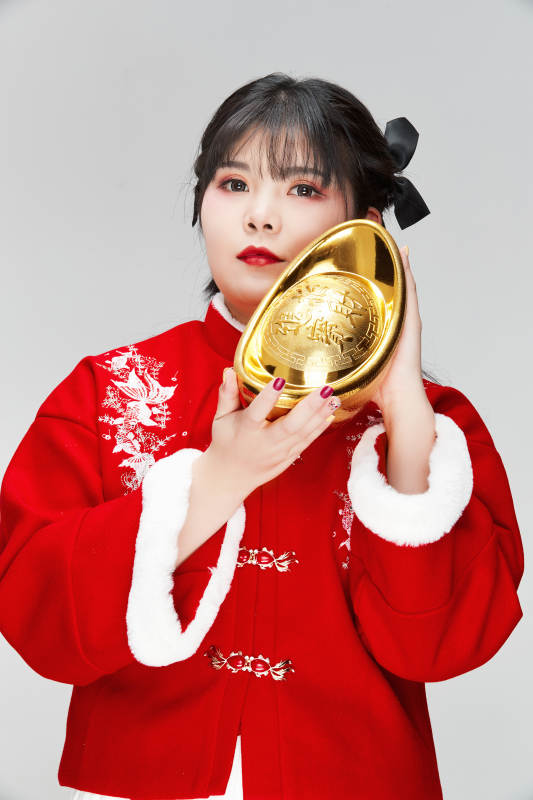 手捧金元宝身穿喜庆汉服的可爱少女图片