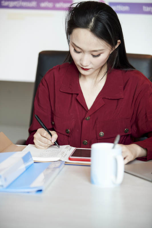 亚洲年轻女性商务人士在电脑前办公图片