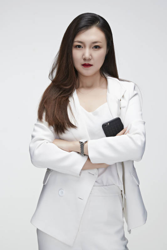 影棚拍摄白色背景亚洲年轻女性商务人像图片