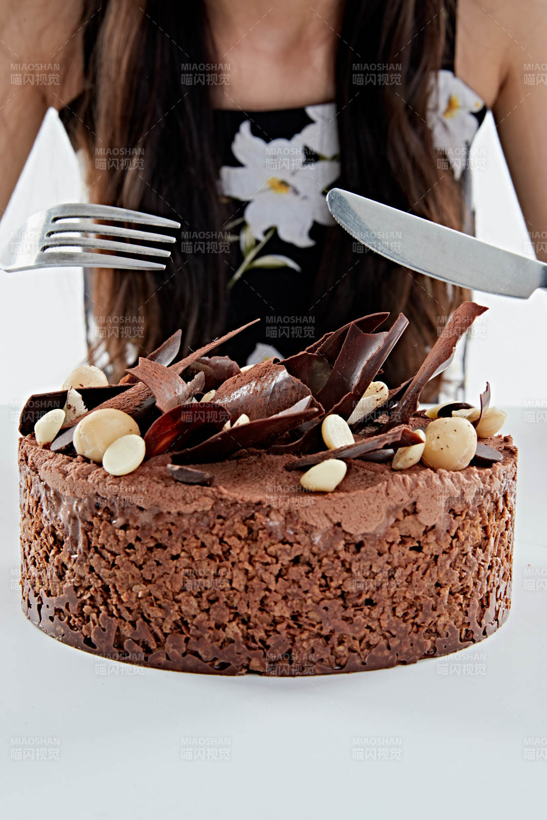 喝红酒品尝蛋糕的年轻女性图片