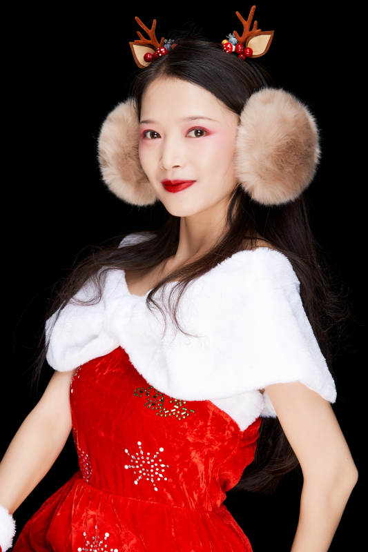 身穿圣诞服饰手提购物袋性感可爱的圣诞女郎图片