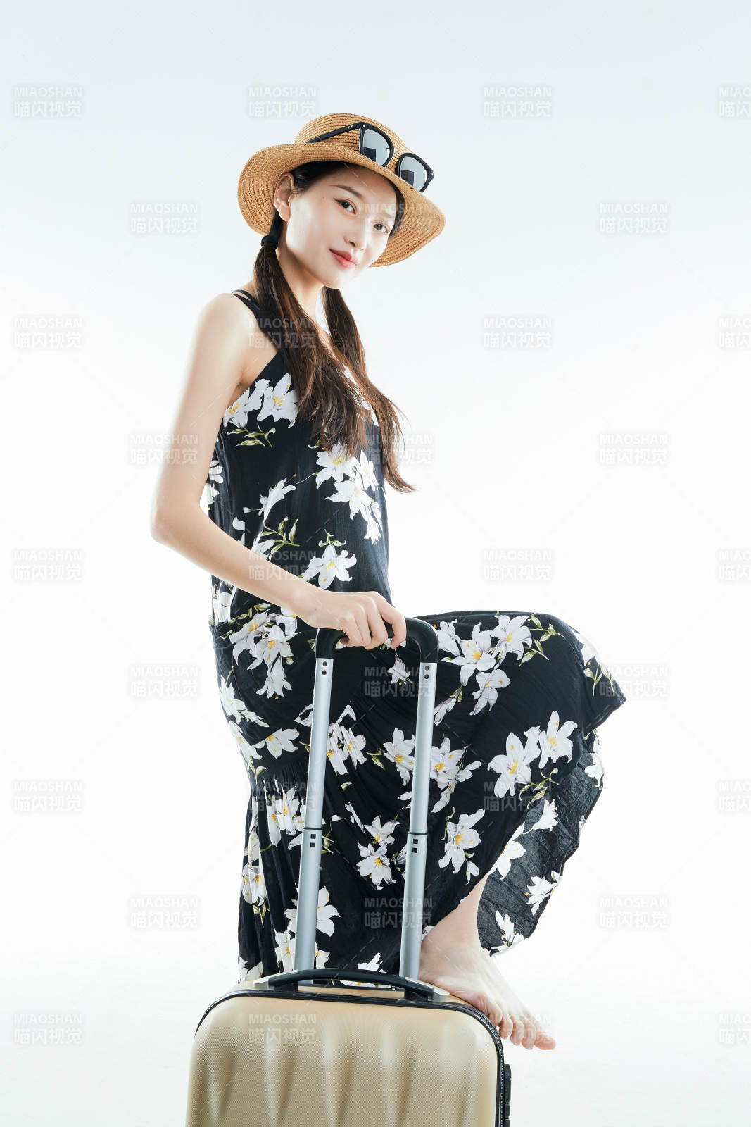 白色背景下准备出发旅行的美丽东方女大学生图片