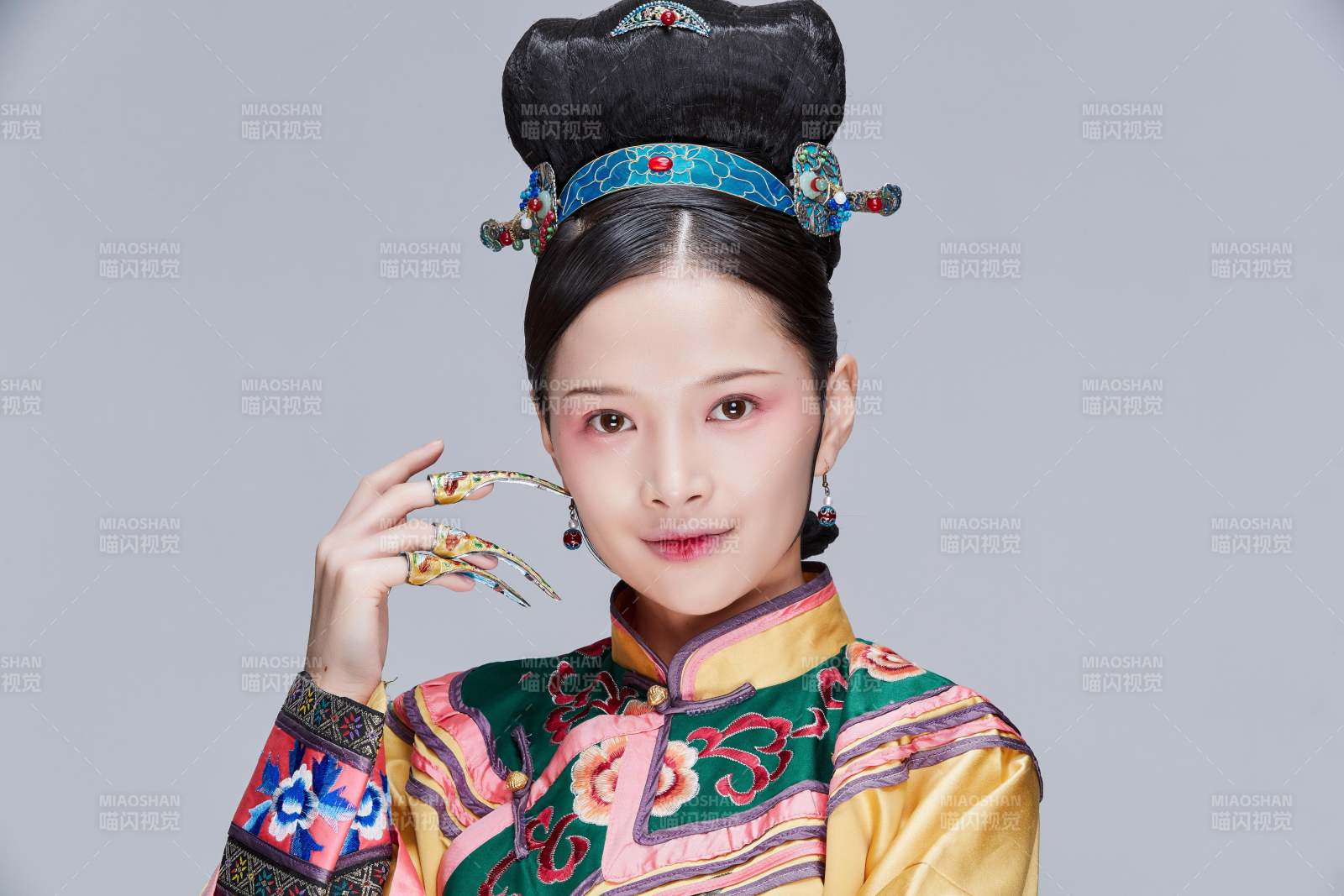 白色背景下的清代女性古装造型清朝古装图片