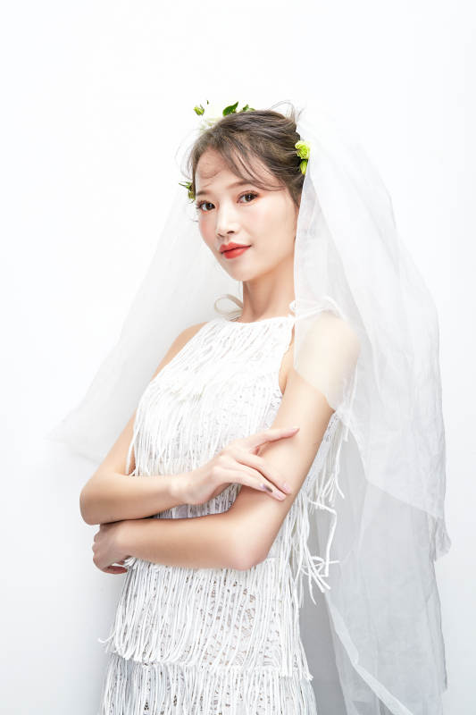 棚拍白色背景下的新娘美妆图片
