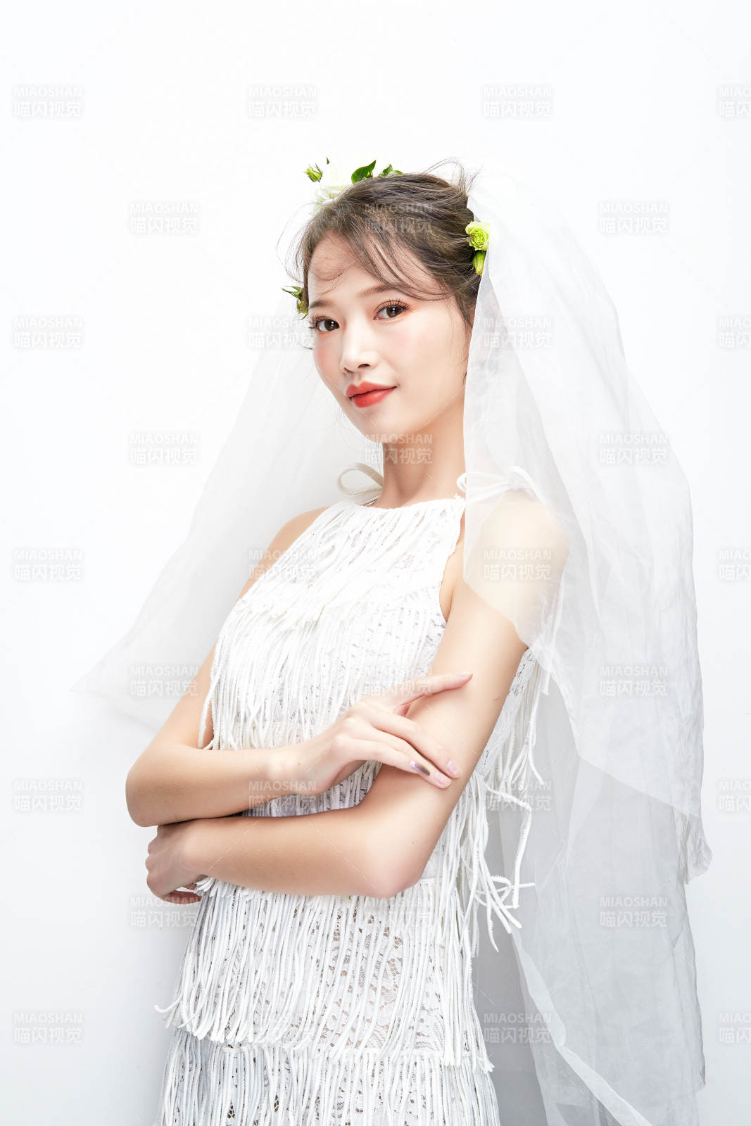 棚拍白色背景下的新娘美妆图片