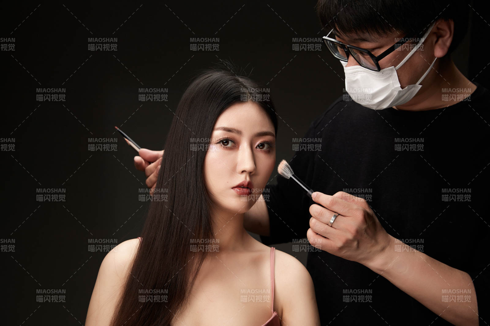 进行美妆化妆的化妆师与模特图片