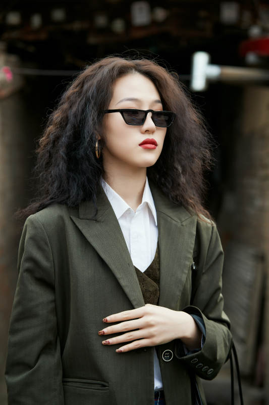 老旧城区里穿着复古港风的美丽清纯少女图片