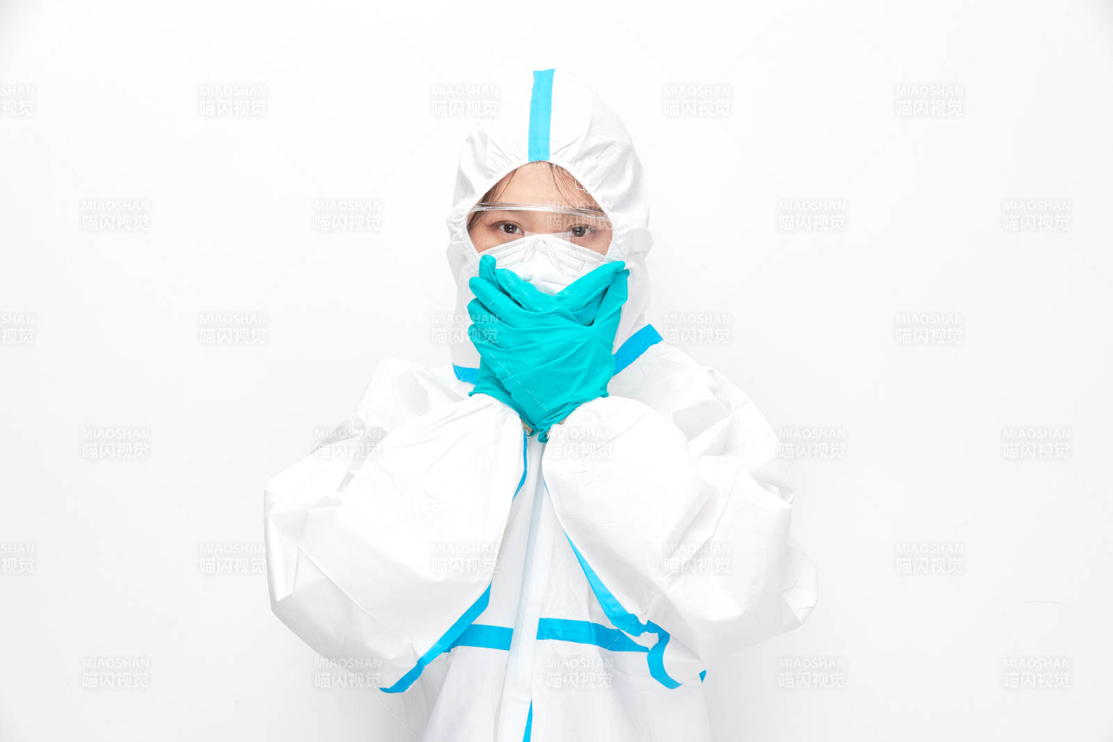 穿白色防护服佩戴护目镜口罩的女性医疗人员图片