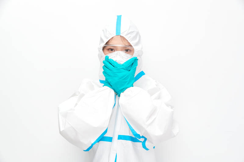 穿白色防护服佩戴护目镜口罩的女性医疗人员图片