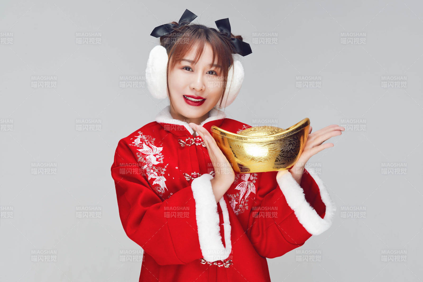 手捧金元宝身穿喜庆汉服的可爱少女图片