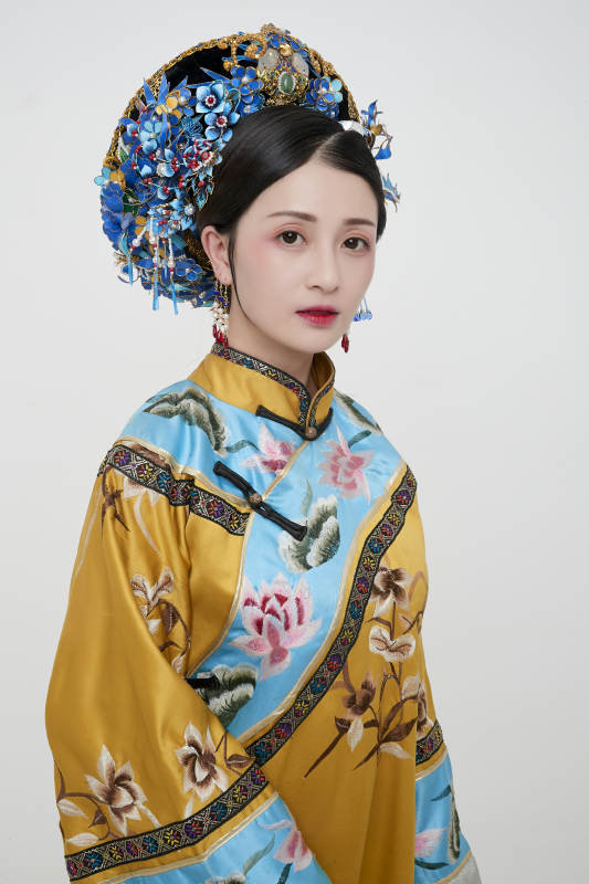 白色背景下的清代女性古装造型清朝古装图片