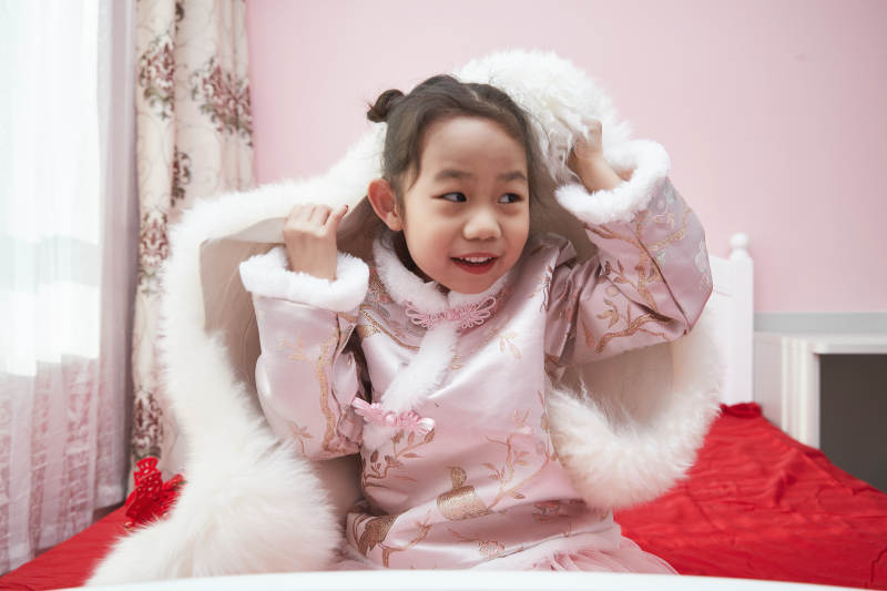 在家玩耍的亚洲小女孩图片