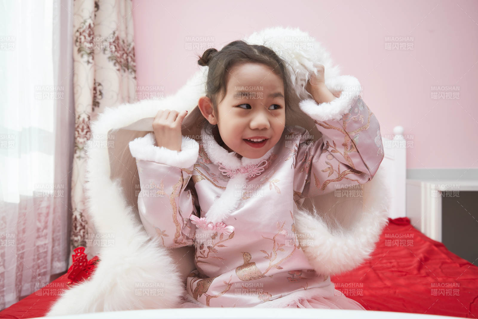 在家玩耍的亚洲小女孩图片