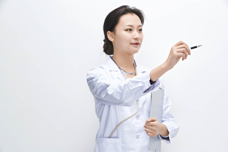白色背景下手持病历夹的巡查医生人像图片