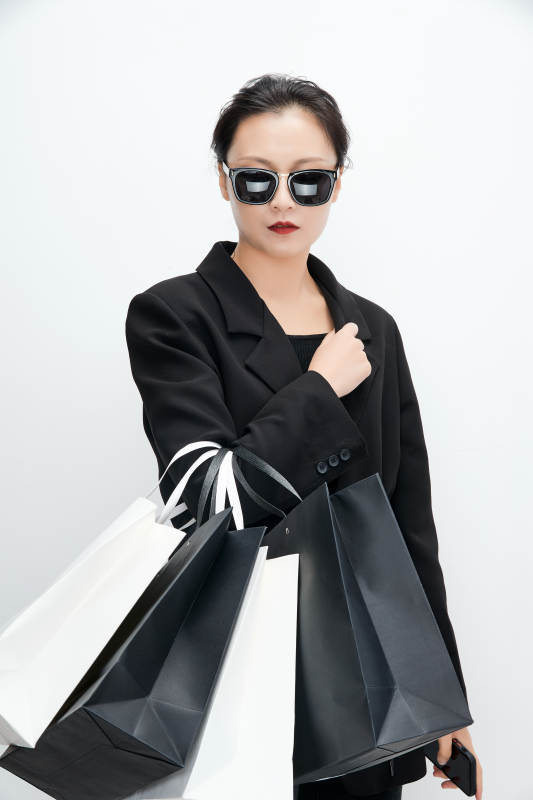 白色背景下手提购物袋时尚美丽的亚洲少女图片