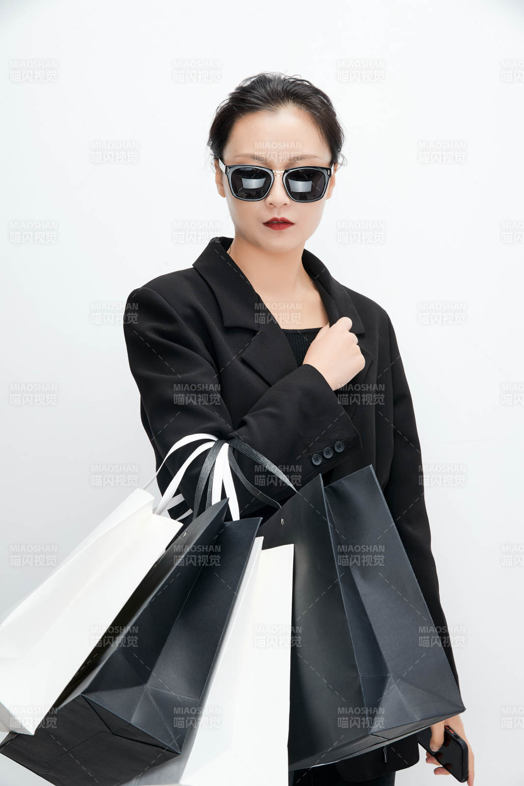 白色背景下手提购物袋时尚美丽的亚洲少女图片