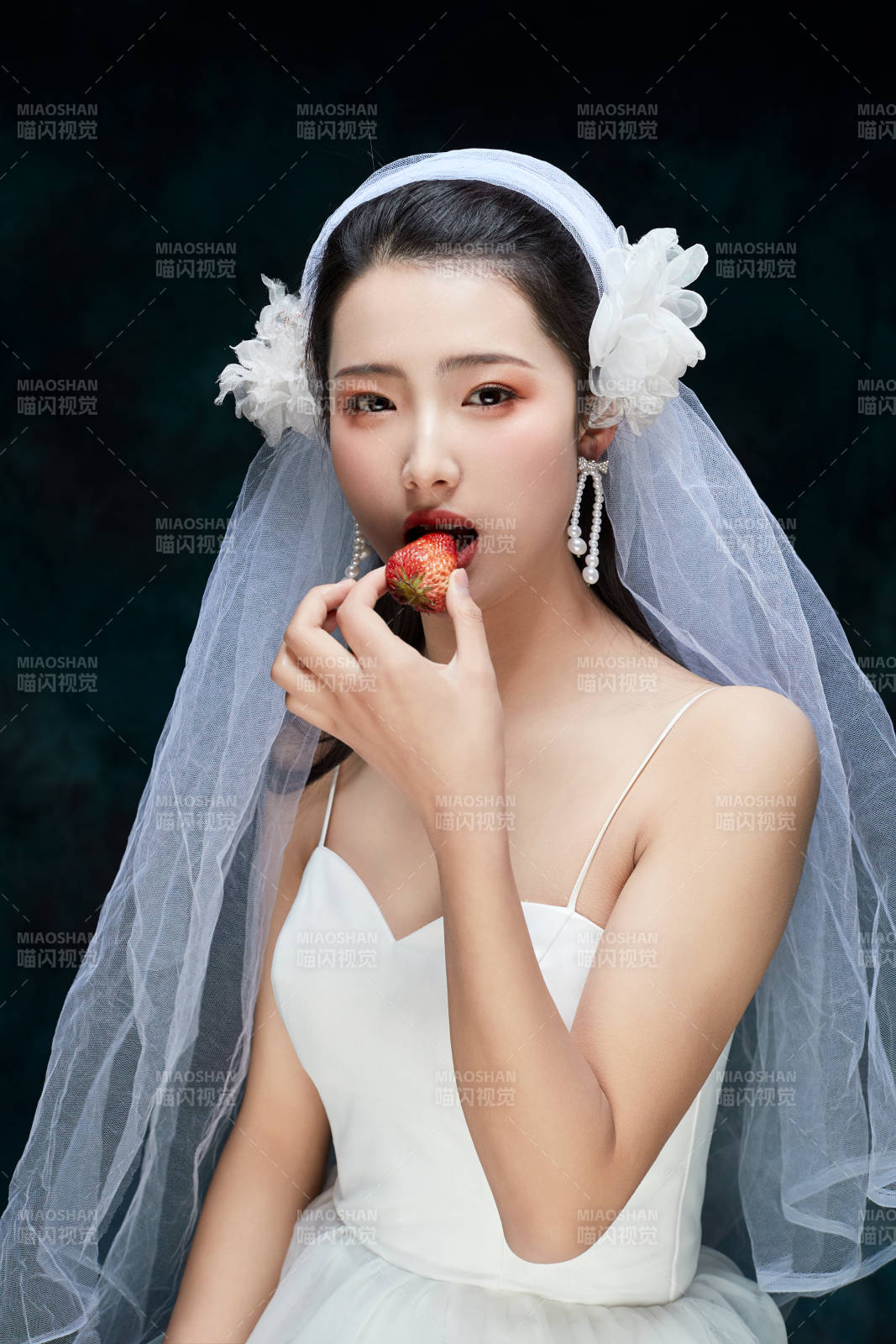 黑色背景下的女性复古婚纱妆面图片