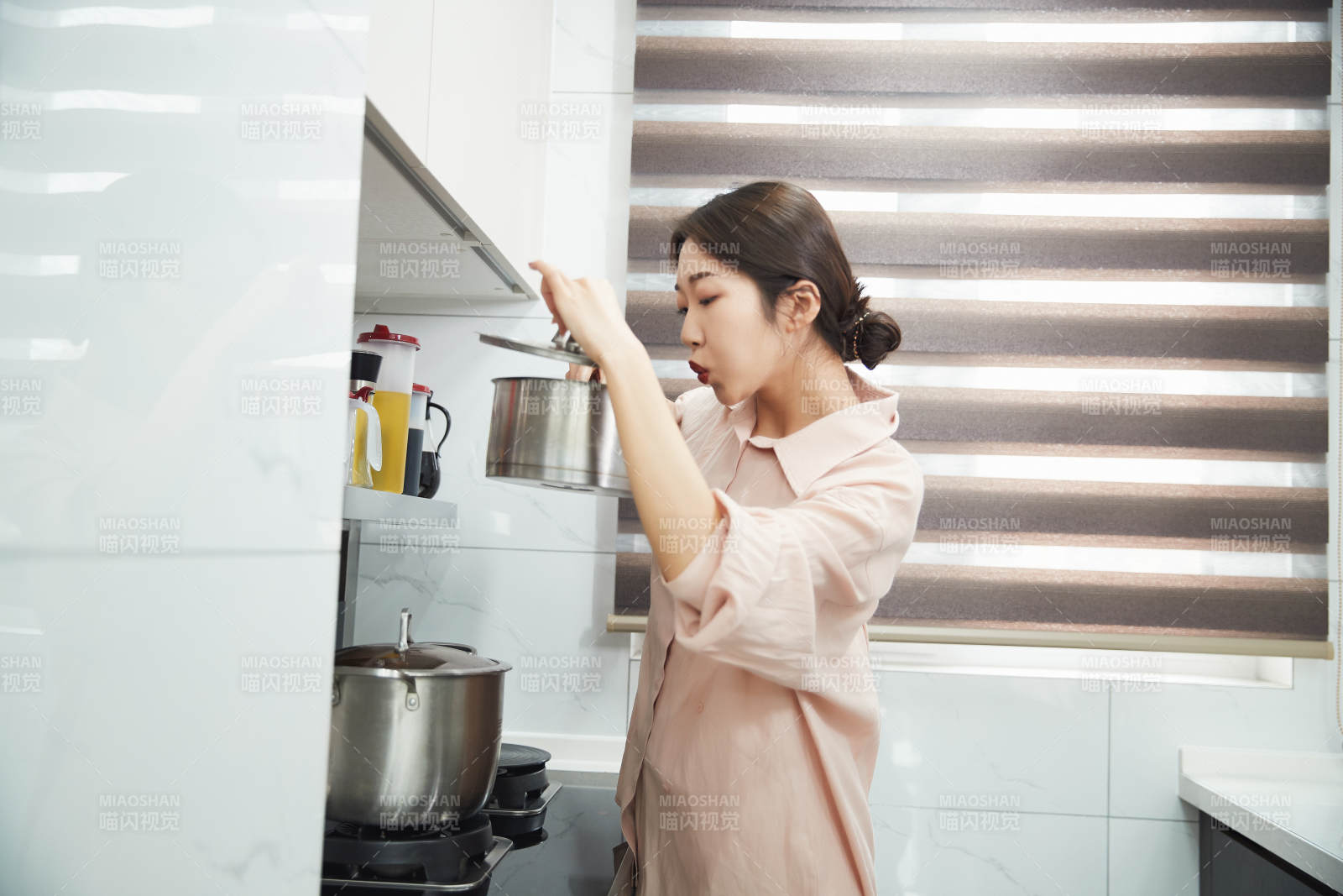 在厨房下厨的年轻亚洲女性图片